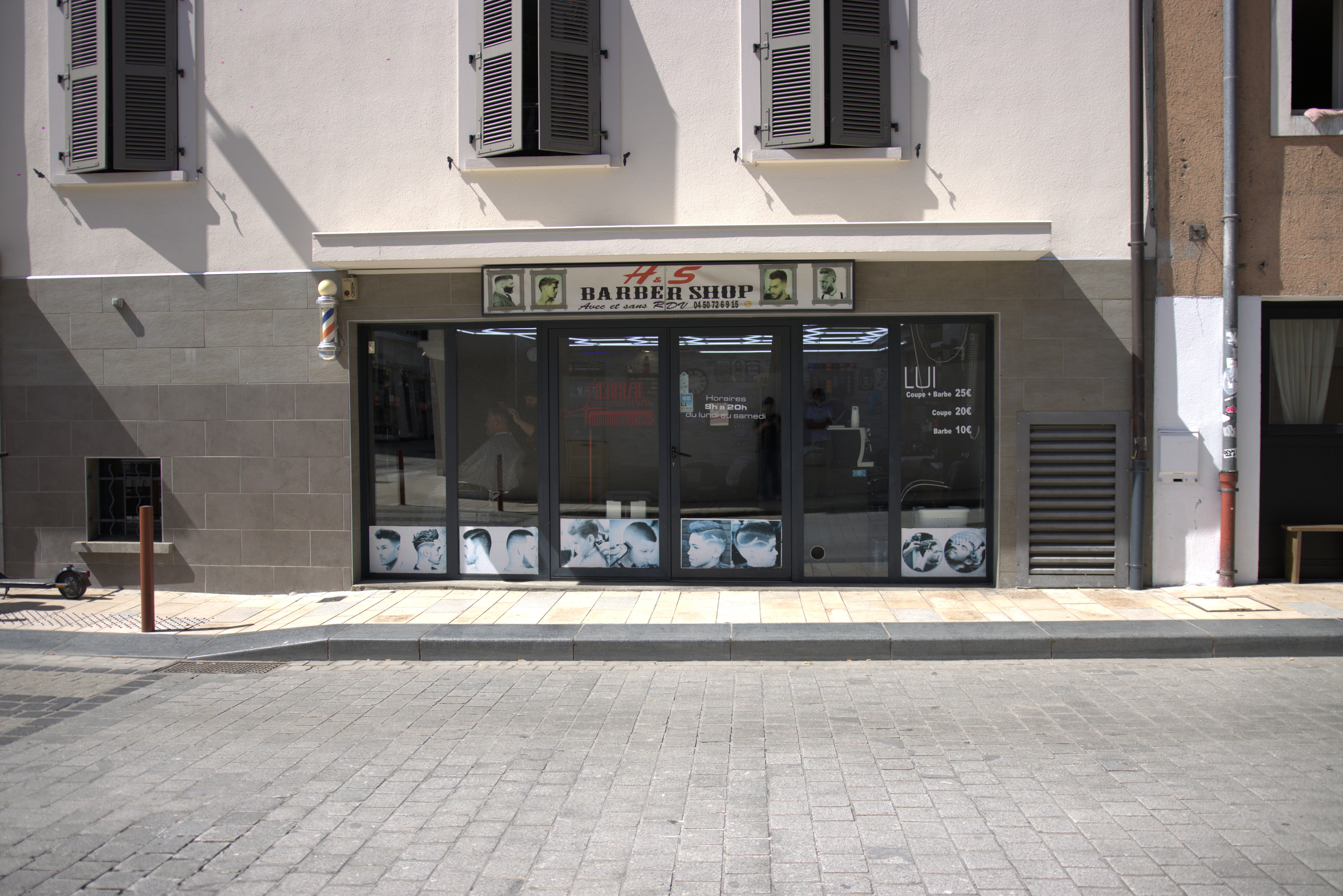 Salle du salon H&S Barber Shop Thonon-les-Bains