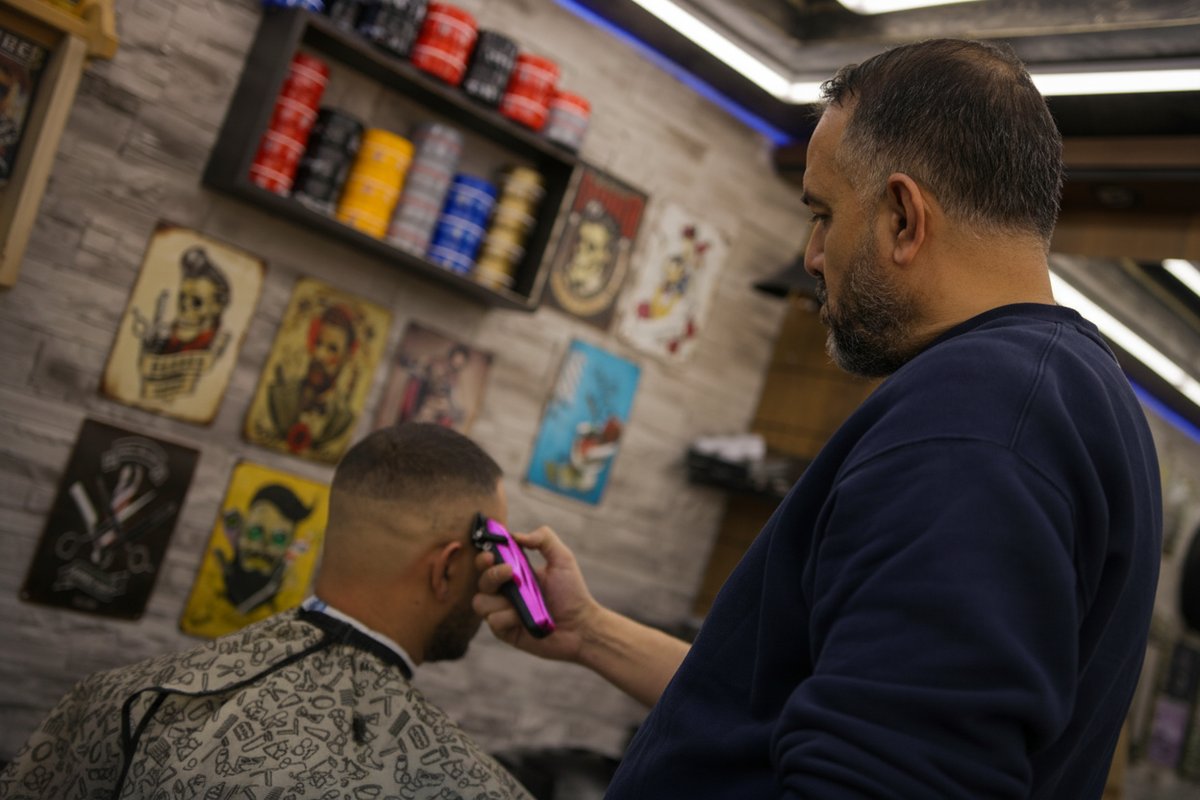 Barbier réalisant un dégradé à la tondeuse — H&S Barber Shop Thonon-les-Bains
